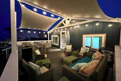 Image de Étapes à la plage! Ocean View Deck! Sleeps10 Deux Rois + Reine + canapé-lit + lits superposés
