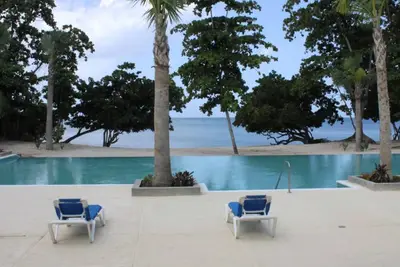 Image de 2 chambres, maison de ville dans une communauté fermée avec plage privée et piscine à débordement