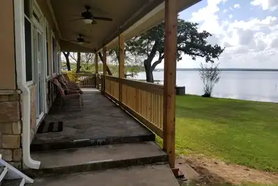 Image de Spectaculaire Waterfront Lake House à 8 miles au No du centre-ville de Fort Worth!