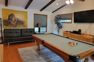 Image de Salle de jeux familiale avec bar, table de billard / fléchettes de ping-pong et plus encore!