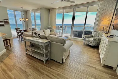 Image de Sbt 901e Finitions luxueuses! 4 ch avec 3 ch et 2 suites avec lit queen.