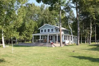 Image de Belle maison familiale face au lac sur la rive est du lac Torch