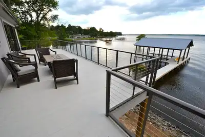 Image de Maison de lac fraîche et contemporaine avec cuisine gastronomique et 2 cales de bateau