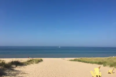 Image de Lake Michigan Beachfront Cottage avec des vues spectaculaires rénové en 2017!