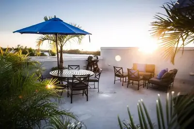 Image de Votre propre villa de plage avec terrasse privée sur le toit