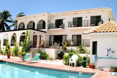 Image de Appartement complet avec cuisine, sur la plage, voiture de location incluse! À partir de 799 $ / semaine!