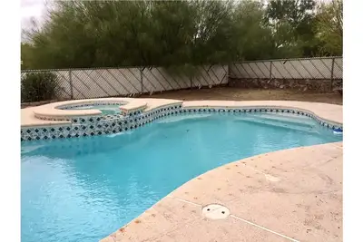 Image de Maison spacieuse avec piscine chauffée