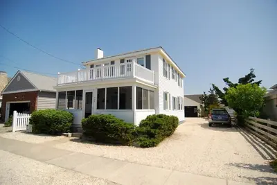 Image de Old Time Beach House avec des aménagements modernes