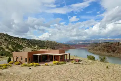 Image de Stellar, sud-ouest, maison de luxe. Emplacement extraordinaire sur le lac Abiquiu