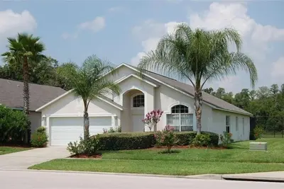 Image de Maison de piscine modèle avec piscine dégagée soleil