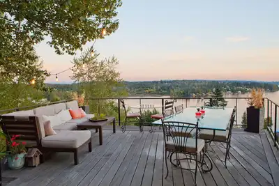 Image de Superbes vues sur le lac Washington et le mont Rainier! Accès au front de mer partagé!