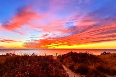 Image de Des vues spectaculaires sur la baie de Cape Cod sur une plage d'association privée!
