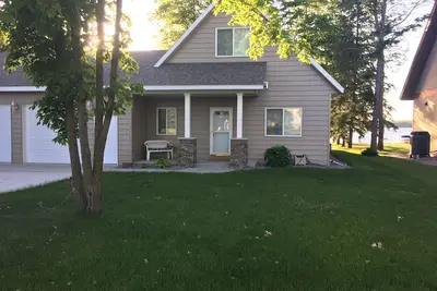 Image de Belle maison au bord du lac située sur le lac Carlos!