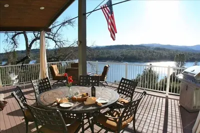 Image de Spectaculaire maison au bord du lac Nacimiento avec quai privé.