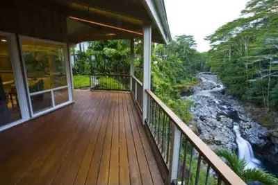 Image de Magnifique! La retraite de la cascade à l'île de Reed