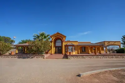 Image de Acre Estate avec piscine et jacuzzi.