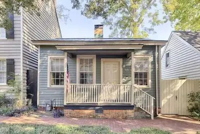 Historic District Cottage East Jones Street!