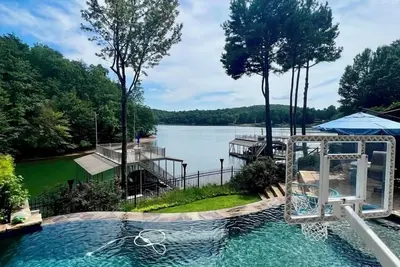Image de Retraite intime au bord du lac avec une magnifique piscine à débordement et une vue imprenable sur le lac