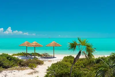Image de Luxueuse villa en front de mer méditerranéenne située sur la plage de Long Bay
