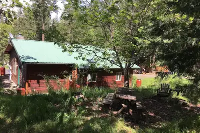 Image de Forest Retreat calme près de Ashland, Medford, et Jacksonville. Kid & Dog Friendly