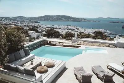 Image de Villa de Luxe Central Serviced | Vue unique au coucher du soleil | Près de la ville