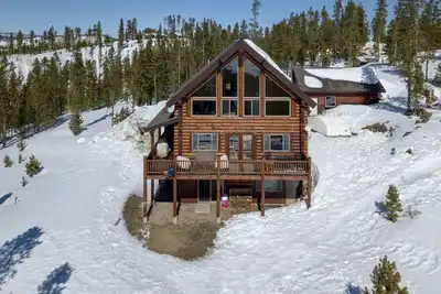 Image de Top Of The Mountain Log Home avec une vue imprenable