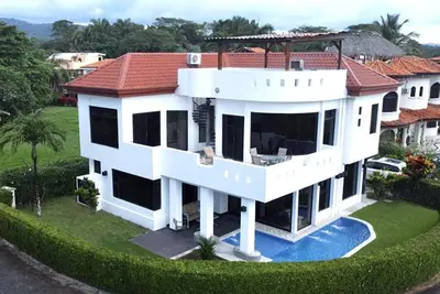 Image de Belle vue sur l'océan Maison de vacances! 4 Br, toit terrasse, solarium, A / C + plus!