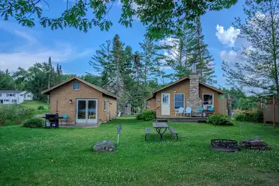 Image de Silver Lake Cabin et Bunk House avec North Woods Charm