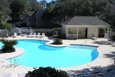 Image de Condo ensoleillé en face de la piscine