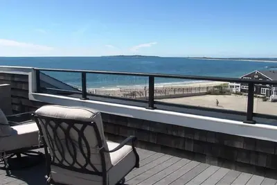 Image de Penthouse avec vue imprenable sur l'océan et la baie et terrasse privée sur le toit de 1000 pieds carrés