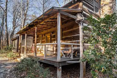 Image de Chalet en rondins du XVIIIe siècle situé près d'un étang et de la rivière rocheuse