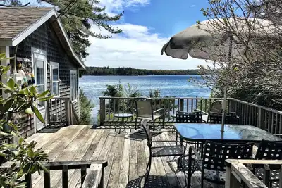 Image de Cottage classique au bord de l'eau avec crique privée et jardins - Boothbay Harbor