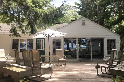 Image de Charmant Higgins Lake Lakefront Cottage avec quai privé et vue magnifique