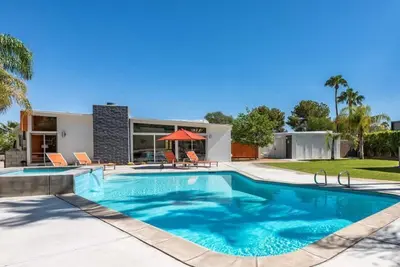 Image de Maison Moderne Iconique Butterfly Midcentury - Piscine, Spa et Cabana