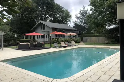 Image de Oasis privée avec piscine et court de tennis dans le quartier de Pier près de Town Beach