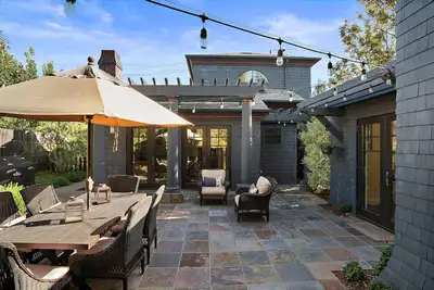 Image de Maison d'hôtes haut de gamme avec jardin luxuriant