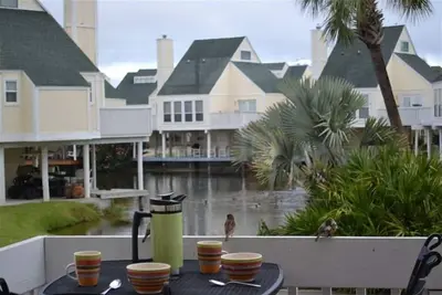 Image de 2 Br 2 Ba Beach Condo 3 min à pied de la plage 45 secondes à pied des bains à remous et des piscines!