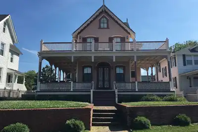 Image de Maison de plage spacieuse à 1, 5 pâté de maisons de la plage sur le lac Silver avec un lac spectaculaire