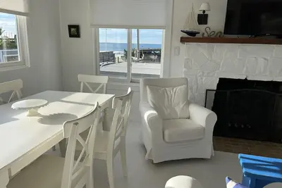 Image de White Beach House - à quelques pas de l'océan et des vues, bain à remous 475 $ / nuit, sauf les jours fériés