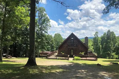 Image de Vues à couper le souffle sur les montagnes à proximité des stations de radeau, isolé: HotTub & WiFi