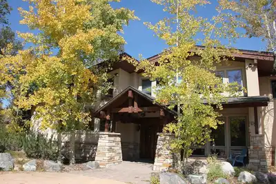 Image de Luxe et vues! Marchez vers la rue principale! Jacuzzi, sauna, terrasse avec cheminée. Tout avoir