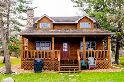 Image de Charmante cabane sur le lac Fish Trap: cheminée, ascenseur à bateaux et belle promenade