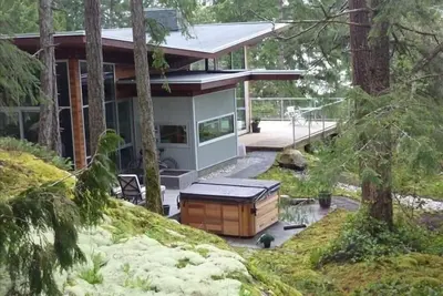 Image de The Aerie - Une cabane dans les arbres moderne et vitrée