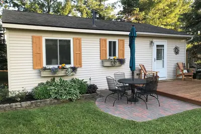 Image de Mignon cottage entièrement meublé w / façade partagée sur Silver Lake, Traverse City! !