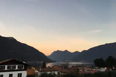 Image de Nouvelle maison moderne avec une vue imprenable sur le lac Ă distance de marche du lac et de la ville