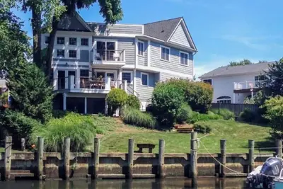 Image de Waterfront Oasis à Eastport - Marche jusqu'au centre-ville et à l'Usna
