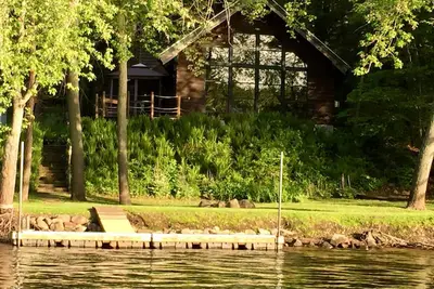 Image de Belle cabane sur la pittoresque rivière Wisconsin / lac Wisconsin
