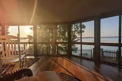 Image de Élégant, historique Lake House avec couper le souffle Voir