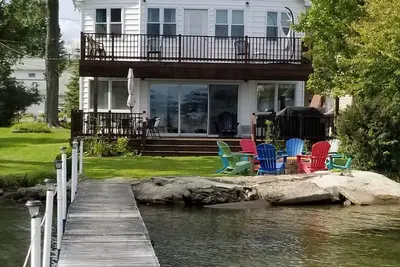 Image de Maison familiale au bord du lac de Bemus Point avec terrasse, quai, cale de bateau, véranda avec vue