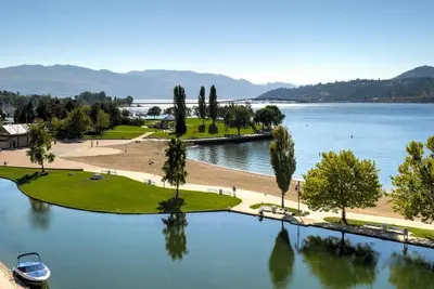 Image de Condo moderne de 3 chambres à coucher à Discovery Bay. Près du centre-ville et du lac Okanagan!